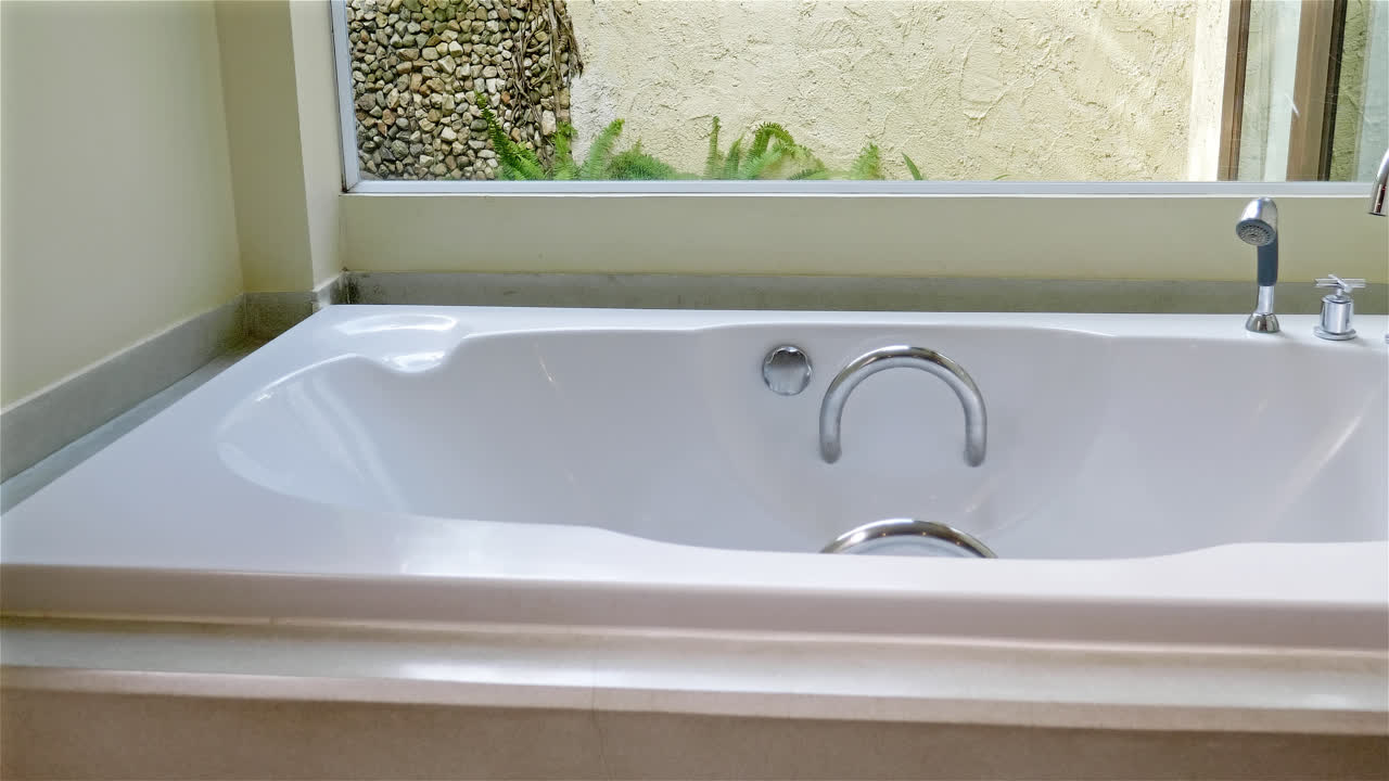 방의 욕실 인테리어에 흰색 욕조 장식