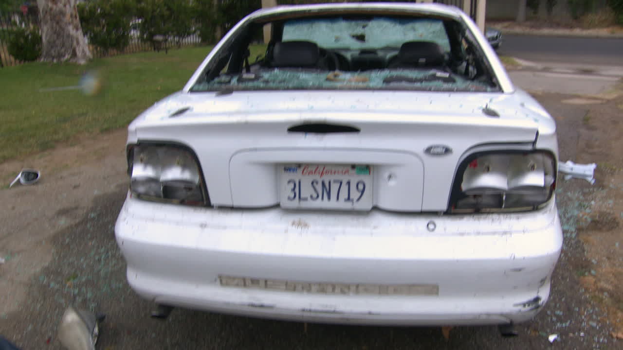 큰 망치로 차를 부수는 남자 5