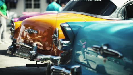 coches viejos estacionados en una calle de la habana.