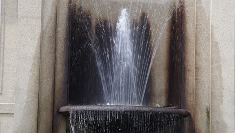 Water-fountain-on-the-campus-of-Louisiana-State-University-in-Baton-Rouge,-Louisiana-with-stable-establishing-shot-close-up