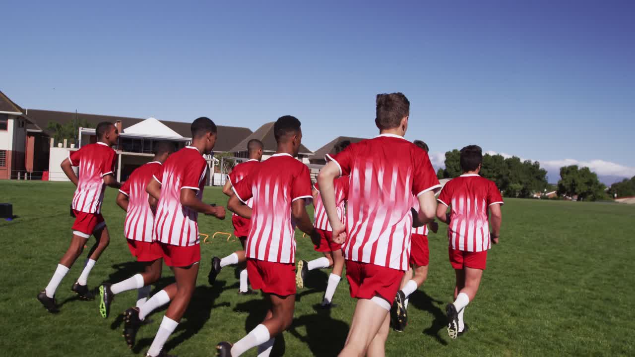 경기장에서 훈련하는 럭비 선수들