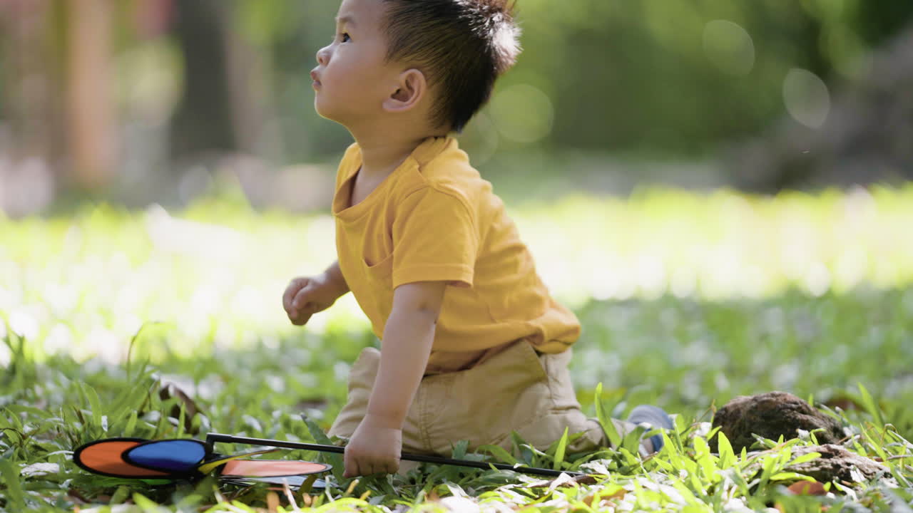 niño vietnamita en un parque