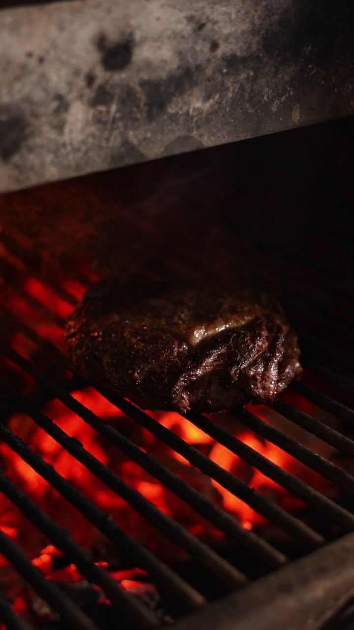 hamburguesa cocinada en una parrilla