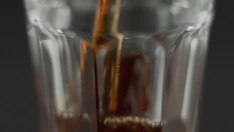 어두운 배경 앞에 은 유리창에 아지는 느린 동작의 코크