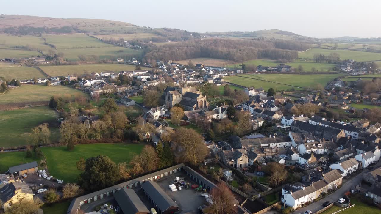 imágenes cinematográficas aéreas de drones de cartmel village y cartmel priory