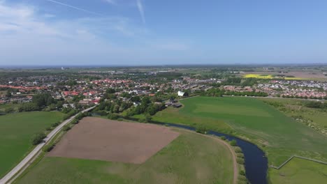 Una-Vista-Panorámica-De-Casas-Y-Vegetación-En-Löddeköpinge,-Suecia---Drone-Volando-Hacia-Adelante