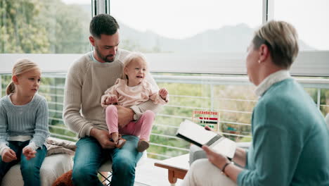 Psiquiatría,-Habla-Y-Padre-Con-Su-Niña.