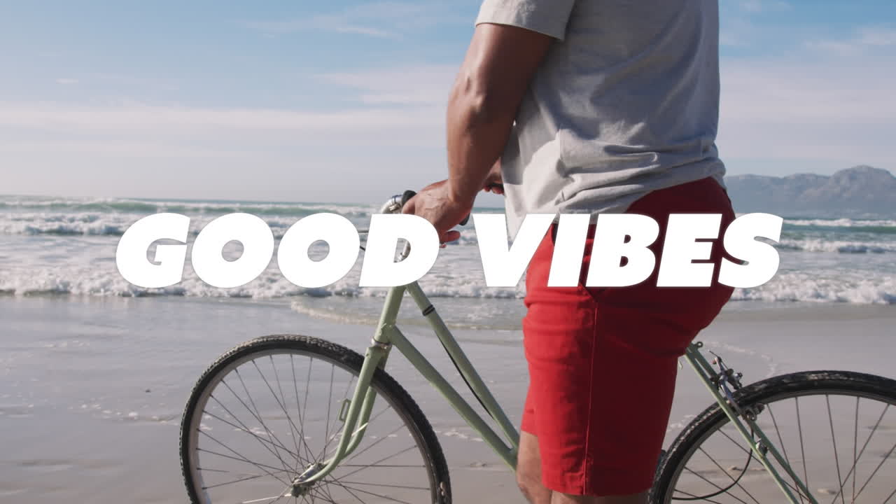 animación de buenas vibraciones texto sobre anciano hombre afroamericano caminando con bicicleta en la playa