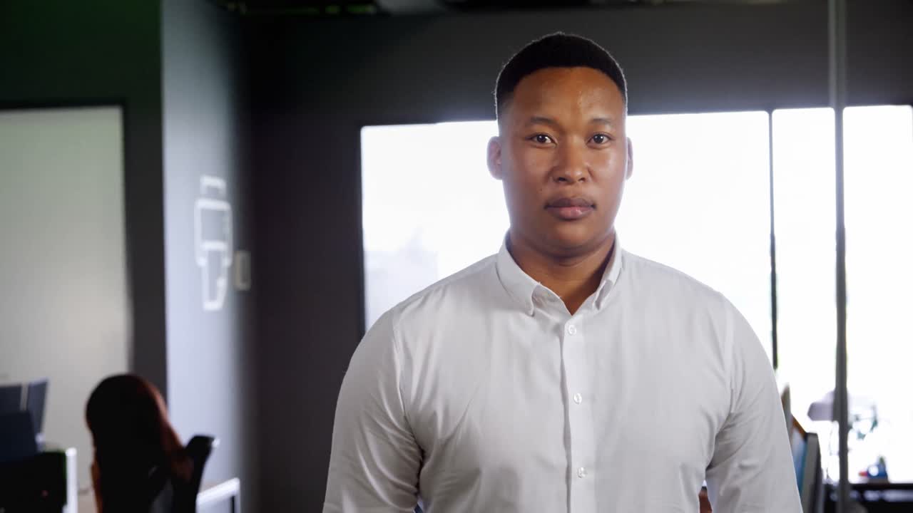 ejecutivo masculino de pie en la oficina 4k