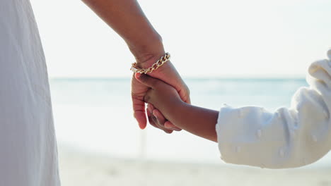 madre, niño y tomados de la mano en primer plano