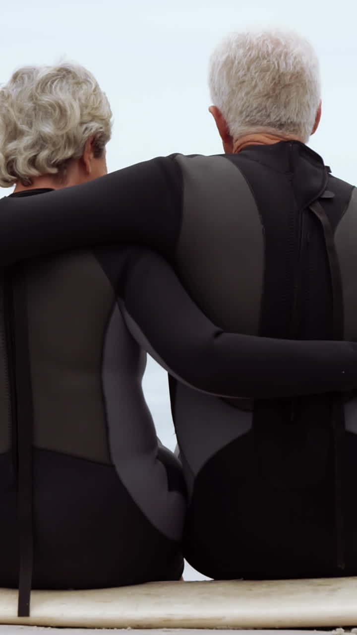 서프보드 에 앉아 있는 성숙 한 부부