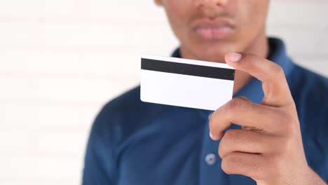 persona titular de una tarjeta de crédito