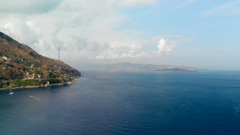 antena: drone volando sobre el mar tirreno, con una vista increíble de la costa de sicilia desde calabria, italia