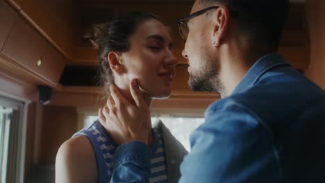 una pareja besándose en una caravana.