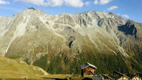 Luftumlaufbahn-Um-Kleine-„Alpen“-Chalets,-Die-Im-Hintergrund-Hohe-Berggipfel-Zeigen,-Herbstfarben-In-Arolla,-Wallis-–-Schweiz
