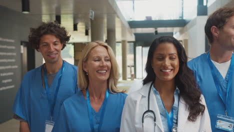 Retrato-De-Un-Equipo-Médico-Multicultural-Con-Uniforme-De-Pie-Dentro-Del-Edificio-Del-Hospital