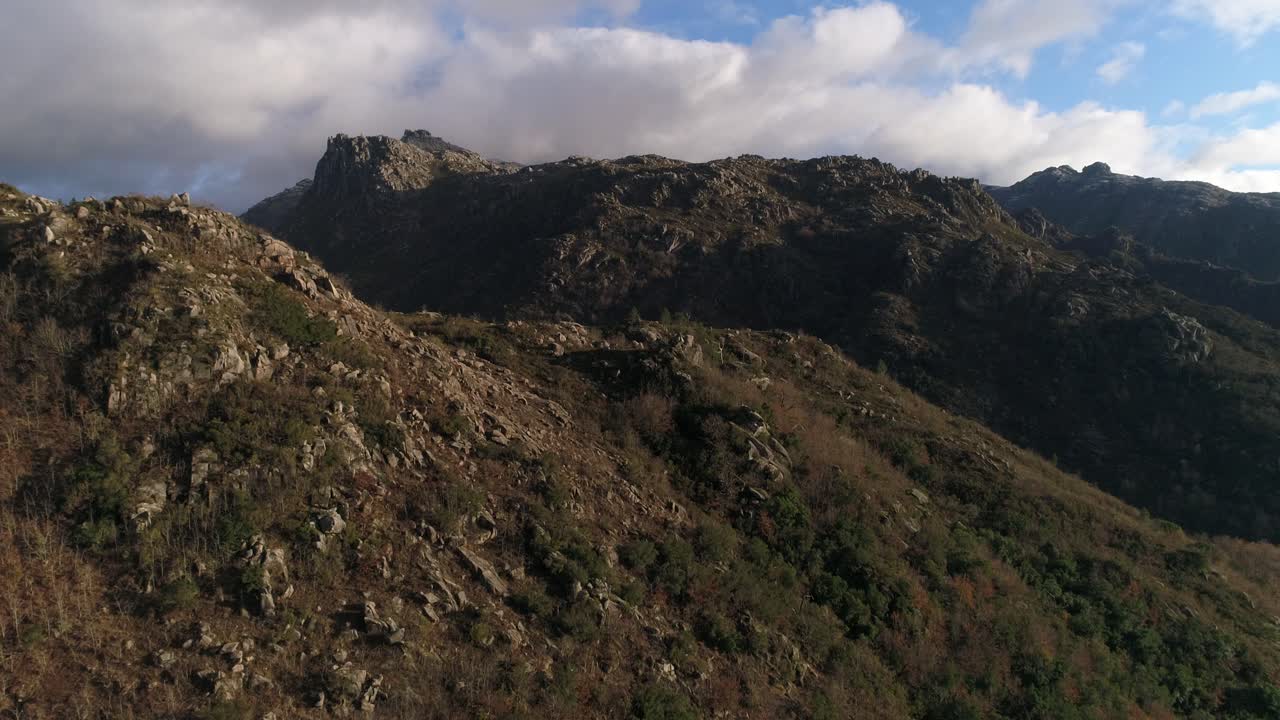 picos de altas montañas vista aérea