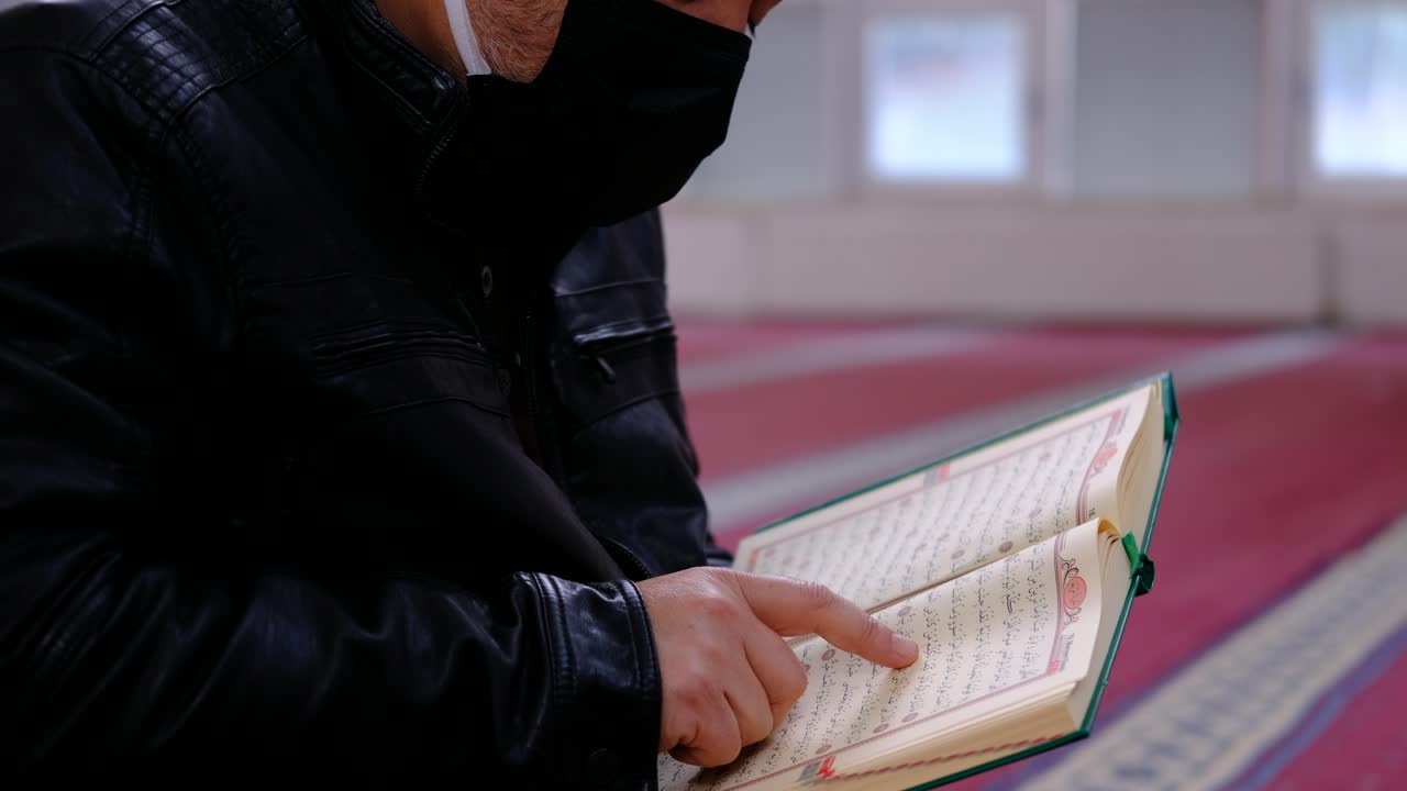 모스크에서 이슬람 성서 꾸란 읽기