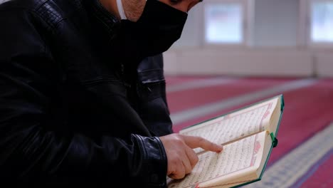 Leyendo-El-Libro-Sagrado-Musulmán-El-Corán-En-Una-Mezquita