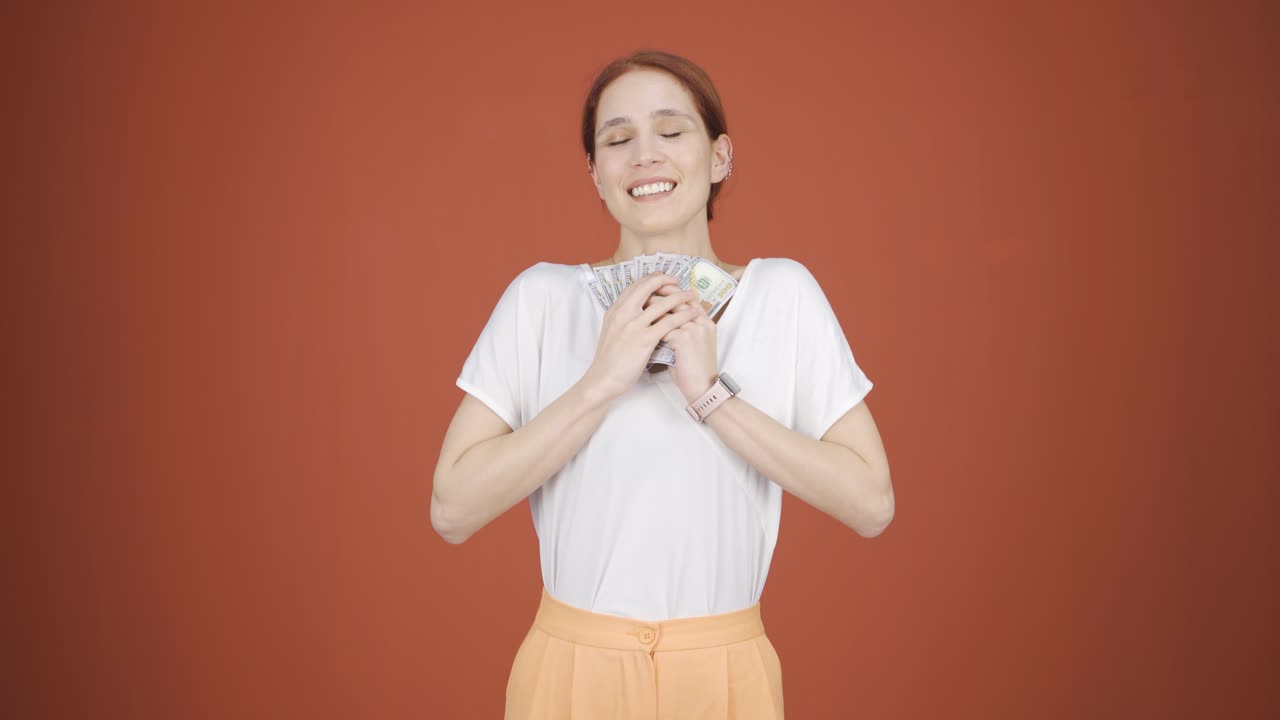 그 여자는 돈을 좋아해요.