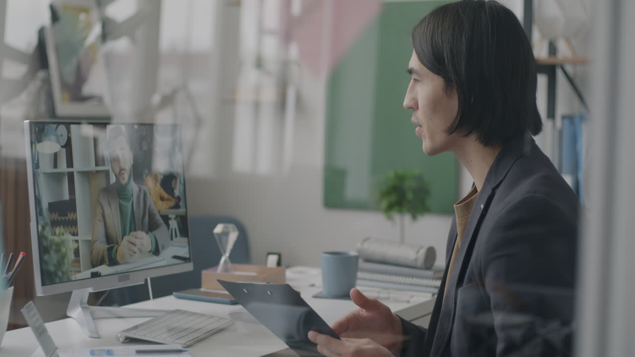 ビジネスマン ビデオコンファレンス