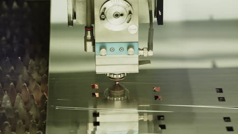 máquina corta chapa con cortadora láser automatizada, primer plano