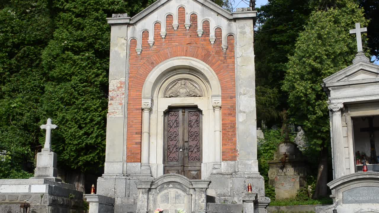 Inizio cimitero. Leopoli, Ucraina. Il cimitero di Lychakiv, la tenuta commemorativa storica e monumentale (dal 1991) a Leopoli nel quartiere storico di Lychakiv, uno dei cimiteri più antichi dell'Ucraina