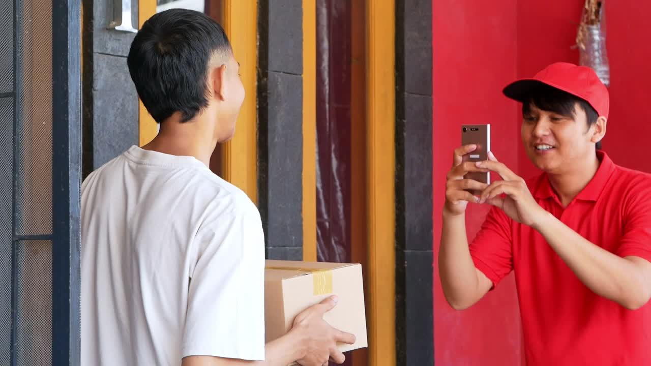 Delivery man package handover with smartphone ensuring service confirmation and client satisfaction