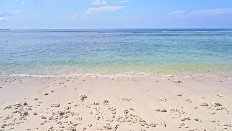 Sandstrand-Mit-Kleinen-Steinen-Im-Eingang-An-Bewölkten-Tagen