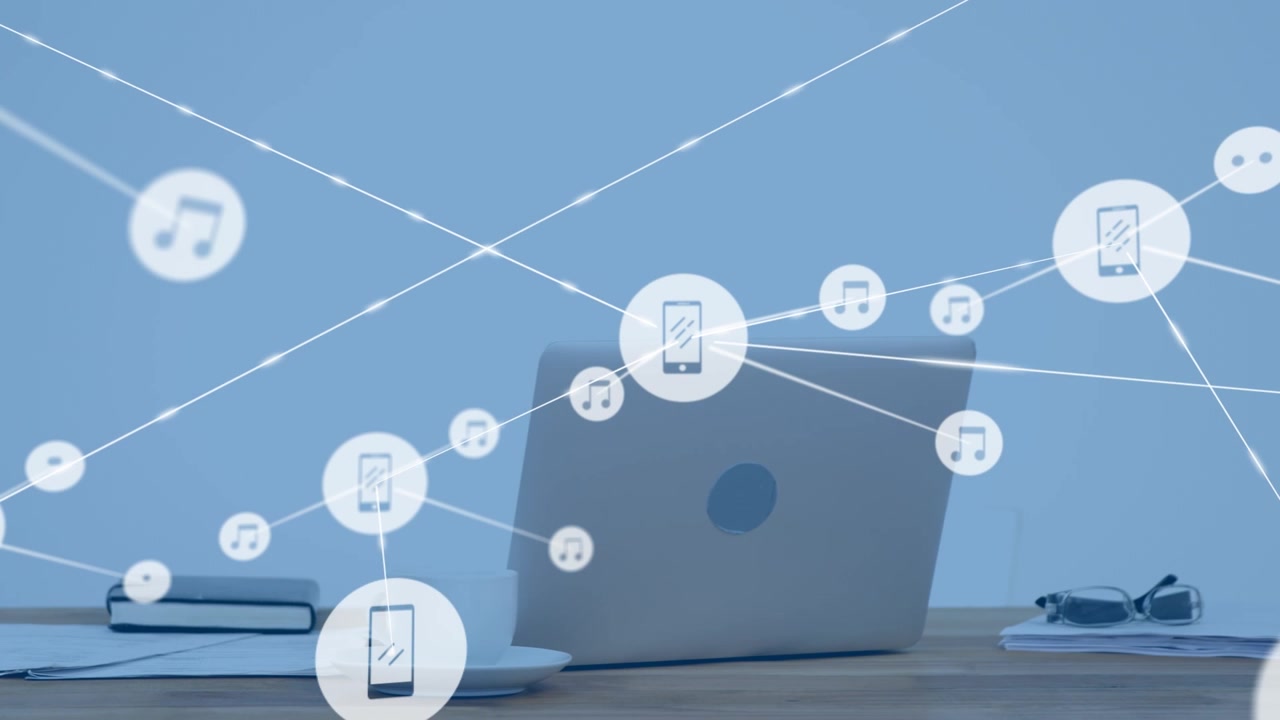 Animazione di rete di connessioni su laptop su scrivania