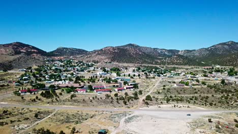 Ciudad-Del-Desierto-Y-Antigua-Vista-Aérea-De-La-Mina-De-Mineral-De-Plata-Abandonada-Con-Drone-En-Verano-Nevada