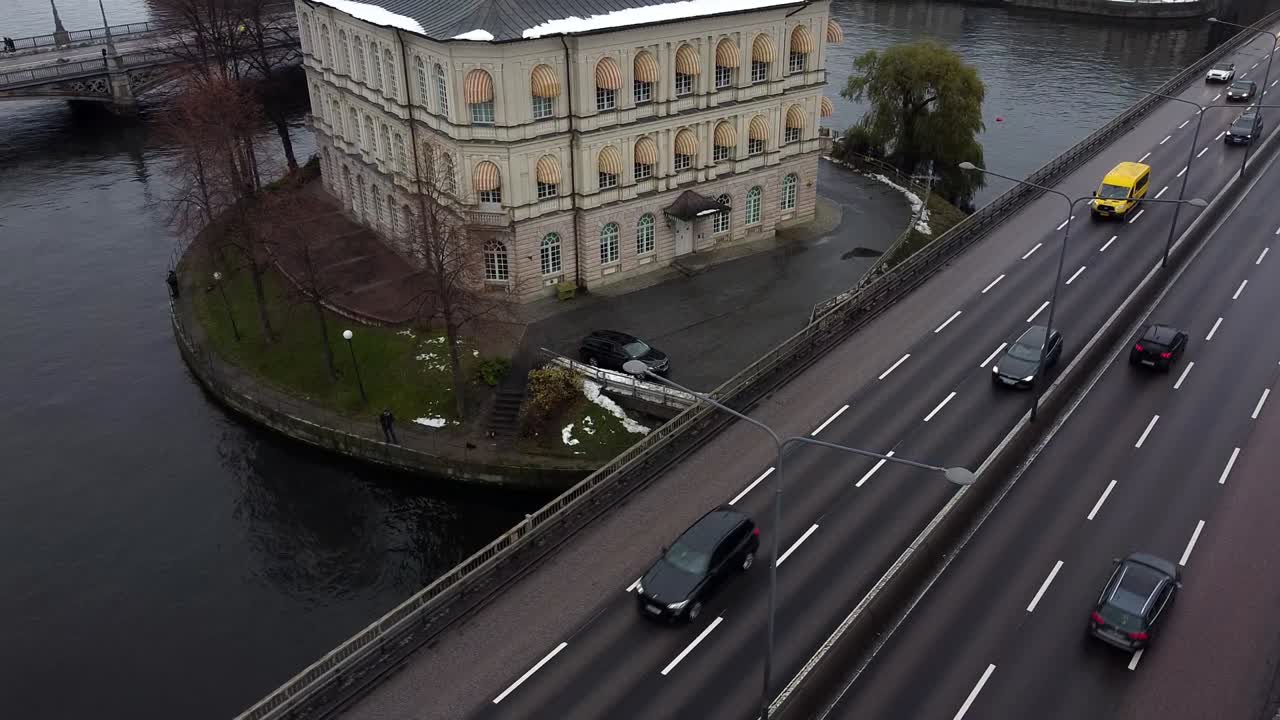 추운 스칸디나비아 겨울 날 바쁜 고속도로에서 역사적인 거주지를 둘러싼 공중  ⁇ 도