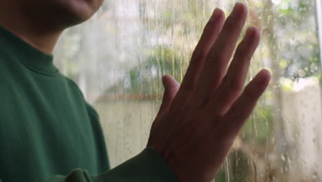 hombre mirando por la ventana