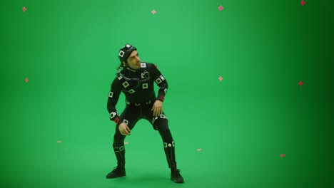 actor con traje de subtítulos de movimiento y equipo de cabeza actúa como un animal o un monstruo para la escena de pantalla verde de cgi. filmación de gran presupuesto en el set de estudio de cine rodando una película de éxito con llave de croma