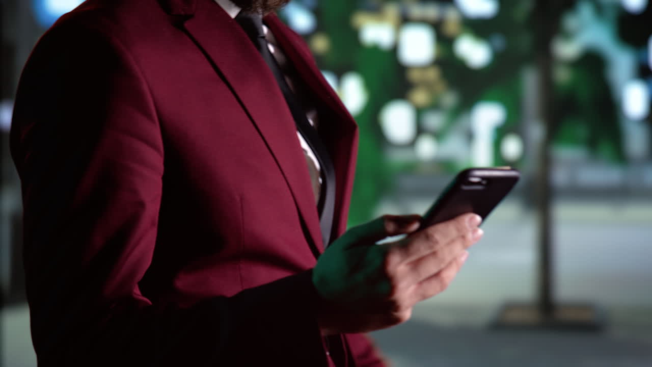 mandar mensajes y caminar por la ciudad