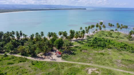 Luftaufnahme-Der-Malerischen-Meereslandschaft-Mit-Türkisfarbenem-Wasser,-Korallenriff,-Tropischen-Palmen-Und-Sandstrand-Bei-Sonnenlicht