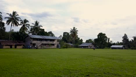 Luftaufnahme-Eines-Fluges-In-Richtung-Eines-Kleinen-Dorfes-Im-Regenwald-Der-Insel-Bougainville,-Papua-Neuguinea