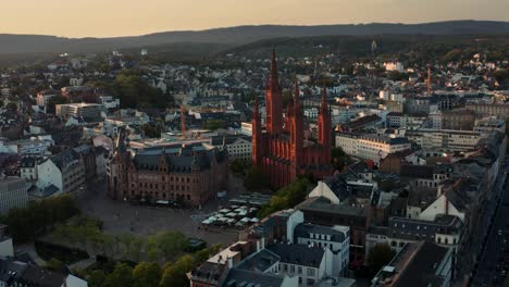 marktkirche wiesbaden alemania en luz roja con un dron justo antes de la hora mágica