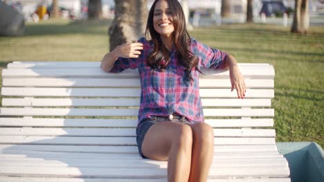 chica relajándose en un banco en el parque