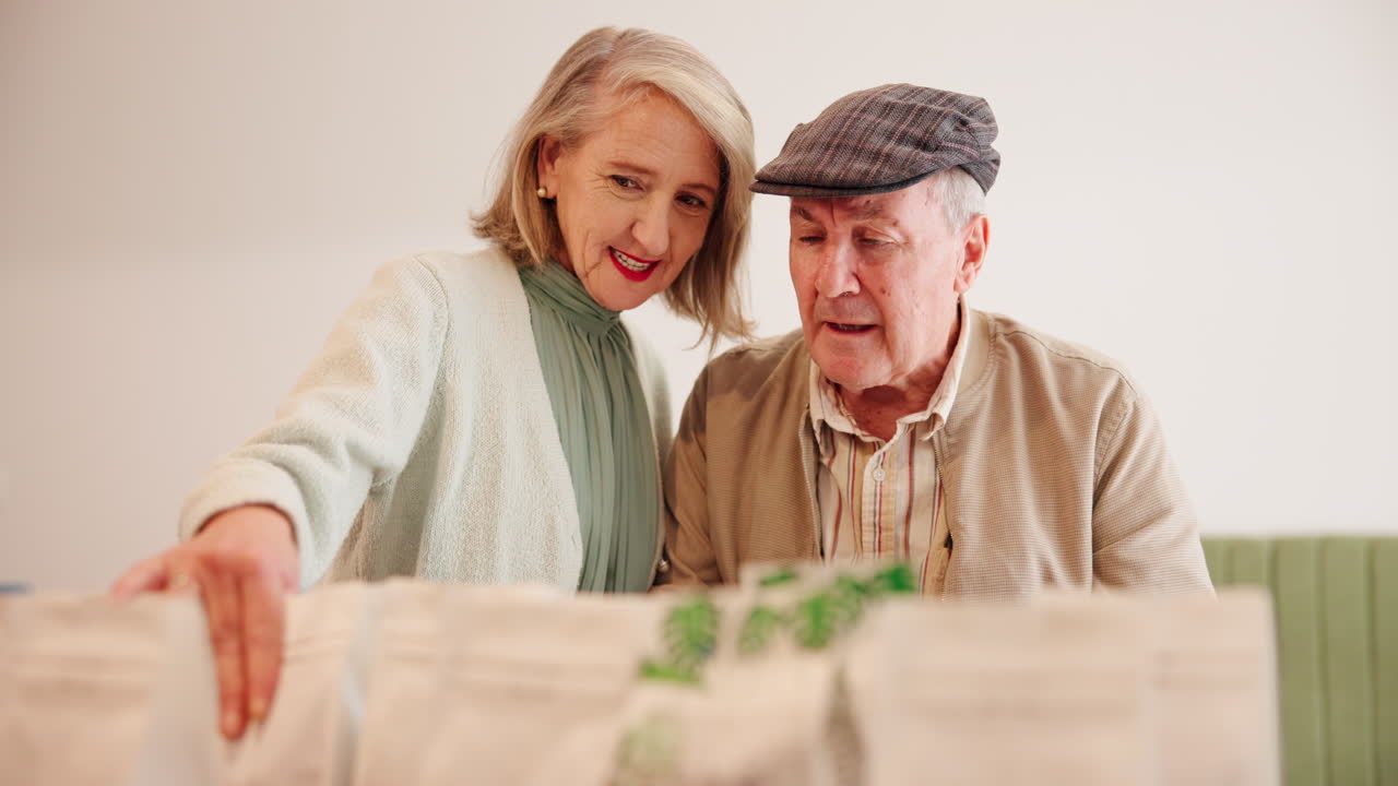 пожилая пара покупает продукты.