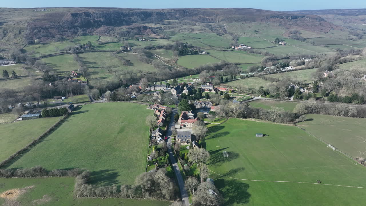 pueblo de la abadía de rosedale, tomas aéreas, parque nacional de los páramos del norte de york, empujar hacia adelante sobre la panorámica del pueblo hacia abajo