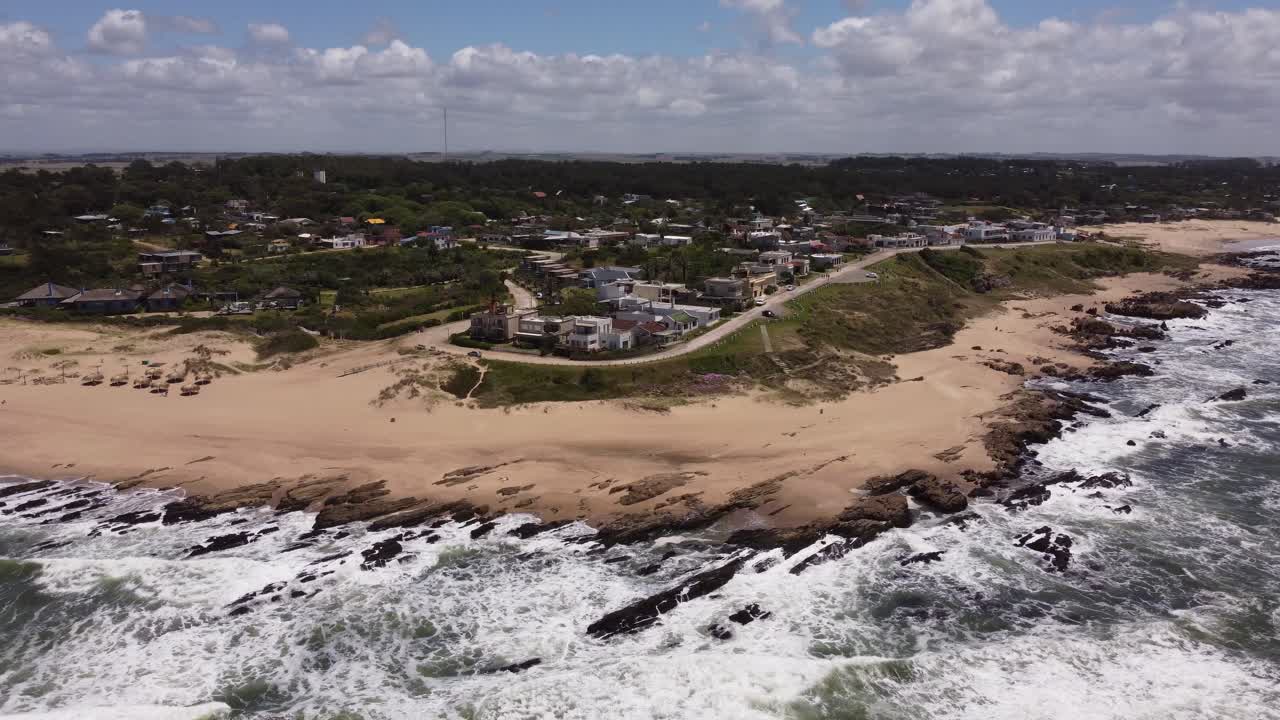 우루과이 대서양 연안에 있는 해변가 라 페드레라 마을과 리조트의 공중 원형 전망