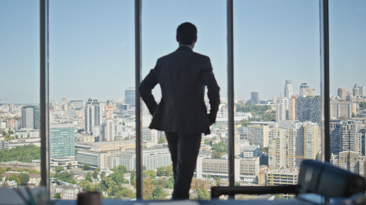 gerente nervioso caminando habitación de la oficina vista trasera. hombre de negocios pensativo buscando ciudad