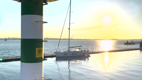 El-Amanecer-Sereno-Pinta-Un-Hermoso-Telón-De-Fondo-Para-El-Puerto-Deportivo-De-Troia,-Con-Una-Vista-Cautivadora-De-Los-Barcos-Que-Descansan-Pacíficamente-Frente