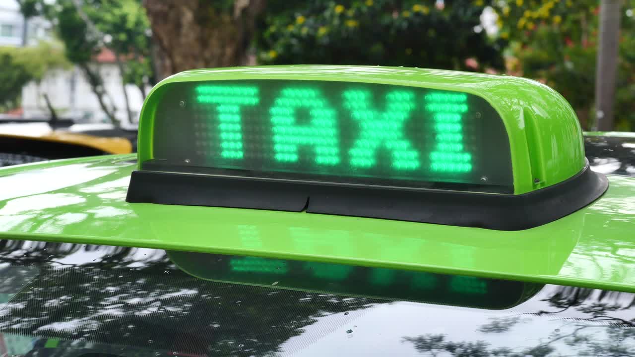 coche de taxi en la calle por la mañana,