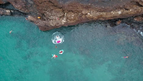 Imágenes-De-Drones-De-Un-Acantilado-Saltando-A-Una-Balsa