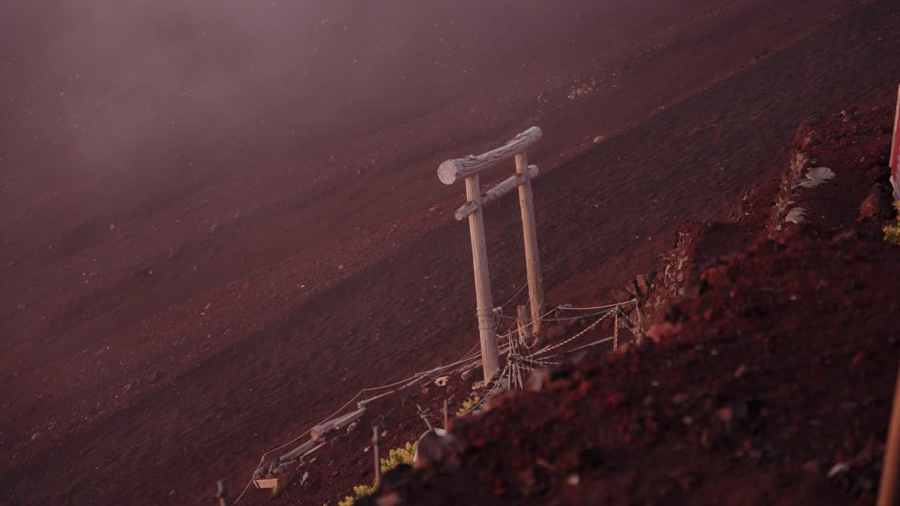 amanecer sobre el paisaje del monte fuji, rocas volcánicas rojas y puerta torii