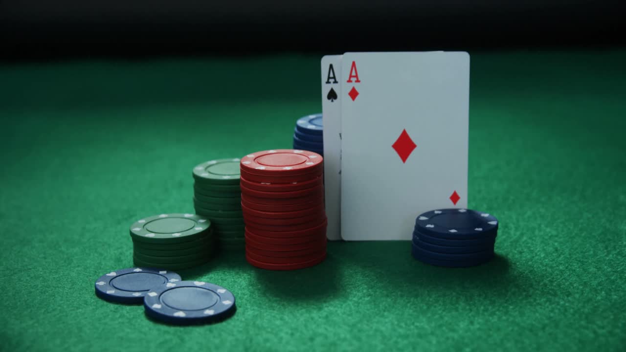 cartas de juego y fichas de casino en la mesa de póquer 4k