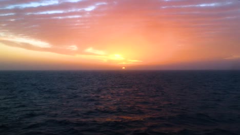 hermosa puesta de sol en el mar