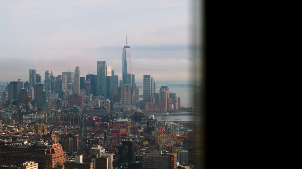 Solen går ned over Lower Manhattan, New York City (utsikt fra toppleilighet)